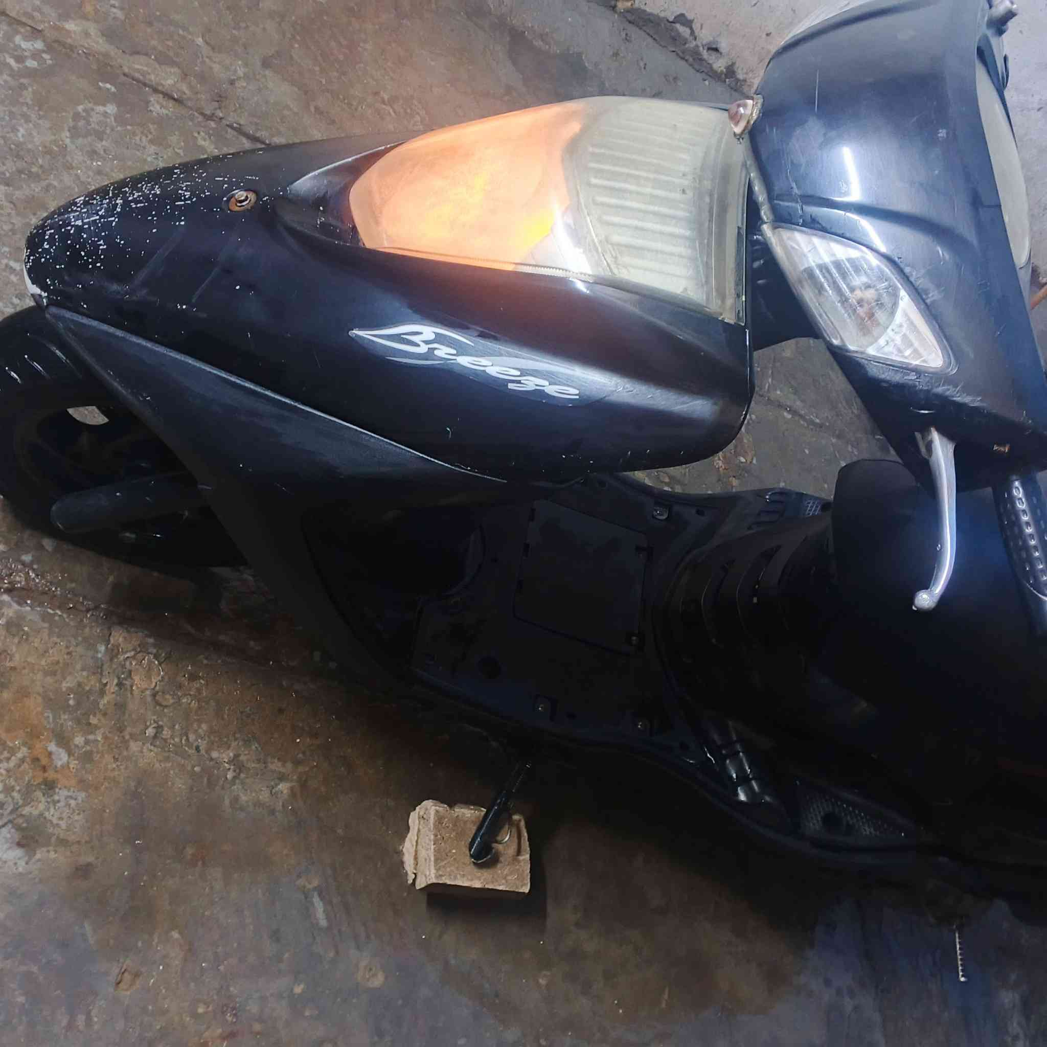 سلام عليكم دراجه بريز نضافه90\100  مكينه جديده لانضوح ولاتبخير ولا تنقيص كفرات بلاديه مكاني بغداد حي العامل سعر300وبيهه مجال الرقم ***********
