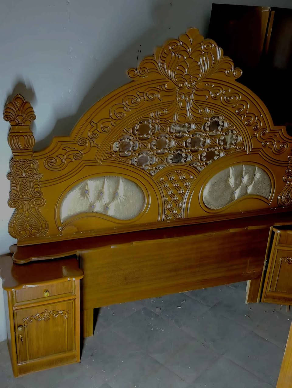 غرفة اخشاب صاج ٤ابواب كل باب وحده الظهر جرجوبة الارتفاع مترين و٢٠ والعرض مترين ونص السعر ٥٠٠ مكاني بغداد الشعلة هاتف *********** وبيه واتساب بغداد, العراق
