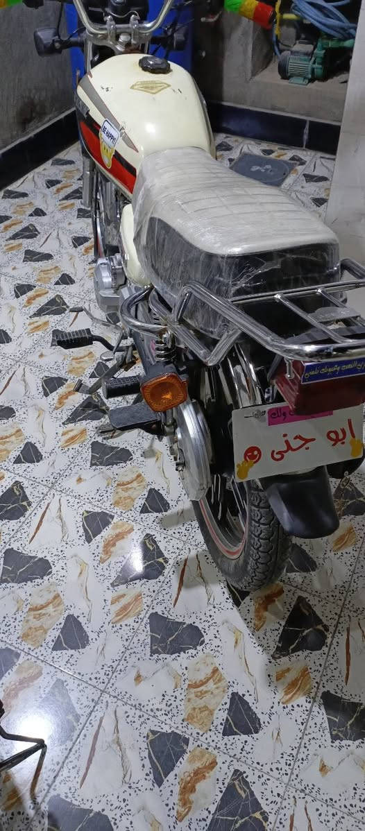 سلام عليكم دراجة سيفان 20 مكينه ما مفتوحه اوراق كامله دراجه خير من الله سعر 550 بيهه مجال ***********
