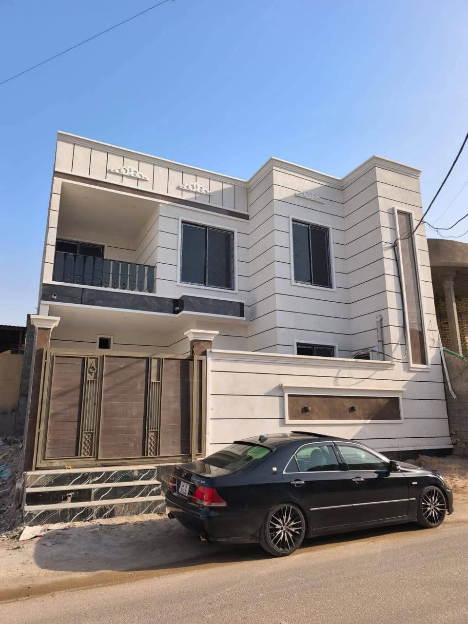 اسعد الله اوقاتكم بكل خير 🔷 
احبتي متوفر دار سكان البيع المساحه 200متر 
البيت 
طابقين البيت جديد وفارق وجاهز السكان طبعن البيت شقله كله 
1/1عنون البيت البصره ابو الخصيب ابو الجوزي 
البيت يحتوي علا 5قرف منام 
وصالتين 
ومطبخ 
وحيات داخلي وخارجي 🛑 
وكراج سياره 
ما شاء الله البيت تحفه 
نوع العقار طابو زراعي عراقي وكاله ونسخه من الطابو ◼️
سعر البيت ب225اوبي مجال 💸 
باقي الستفسار علا الرقم 

***********
