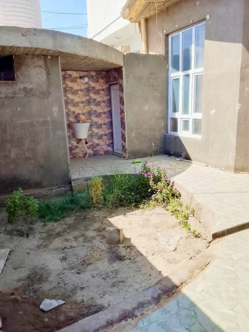 السلام عليكم ارجو قراءه التفاصيل 🙏
بيت للبيع ونقد فقط الي يدور مساحة وقرب للشارع 
المساحة 250م مربع عرض 10وطول 25🥀🌹
بناء🏠
3غرف نوم+صالة+مطبخ+استقبال+حديقه+كراج+منور عدد2+درج خارجي +صحيات خارجية وداخليه 🏠
بناء طابوق واساس وسقف كونكريت مسلح 🔥
المكان برااكيه سايدين المعمل خلف اسواق حسين الرماحي ⚫
يبعد عن الشارع الرئيسي امتار ↔️↔️
نوع العقار طابو زراعي سند 25 🏚️
سنة البناء 2022،🌟
السعر والتفاصيل خاص او يتصل على رقم التالي 📞
***********📞
***********📞
