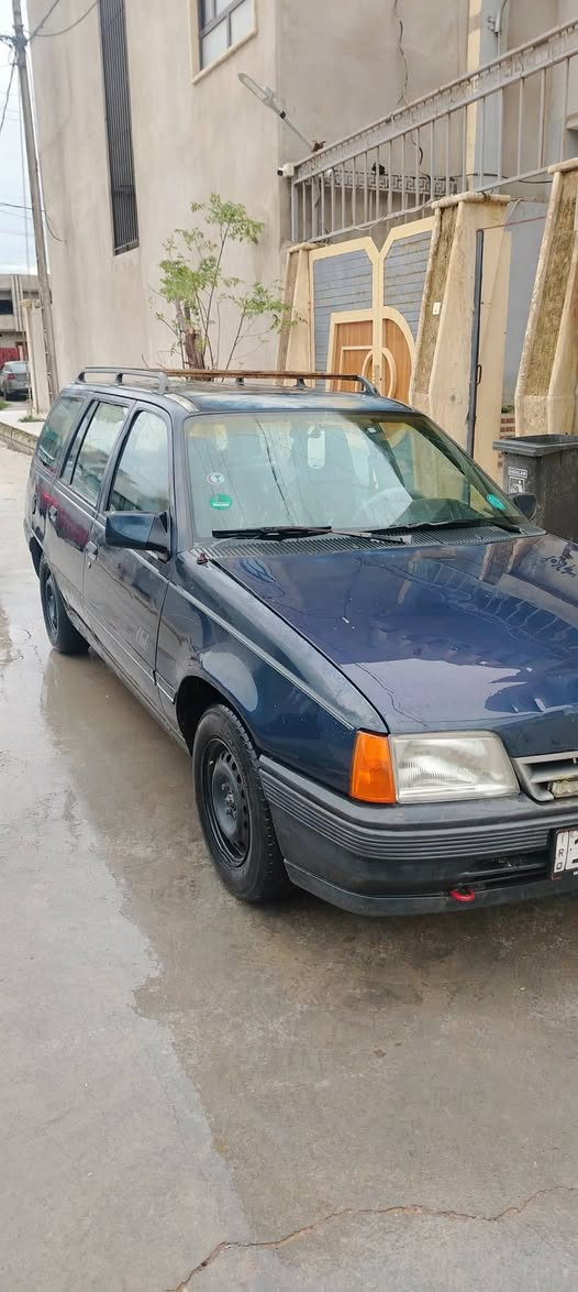 السلام عليكم
سياره كاديت استيشن موديل 1991
سنويه جديده لل 2029
السياره بيها تقحيل وشويه ترتيبات 
محرك وكير شرط 
السعر 30 
***********
*********** 
مكاني موصل جانب الايسر حي الشيماء
