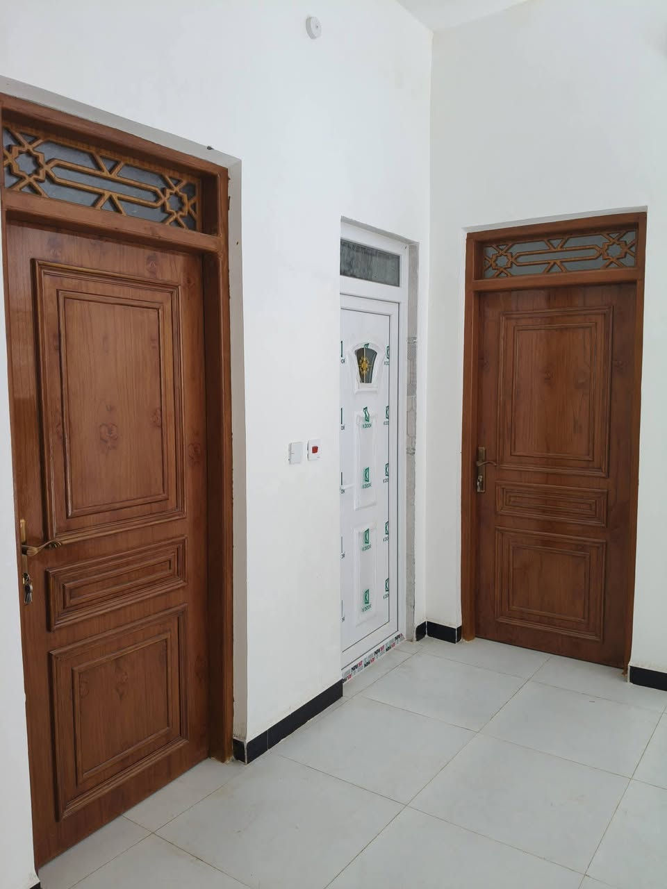 يوجد لدينا دار سكن للبيع ١٠٠م خلفي بناء حديث مسلح طابق واحد حي الكرامه نهاية شارع العياده الي خلف السريع السعر ٧٥مليون مع المجال للاستفسار ***********
