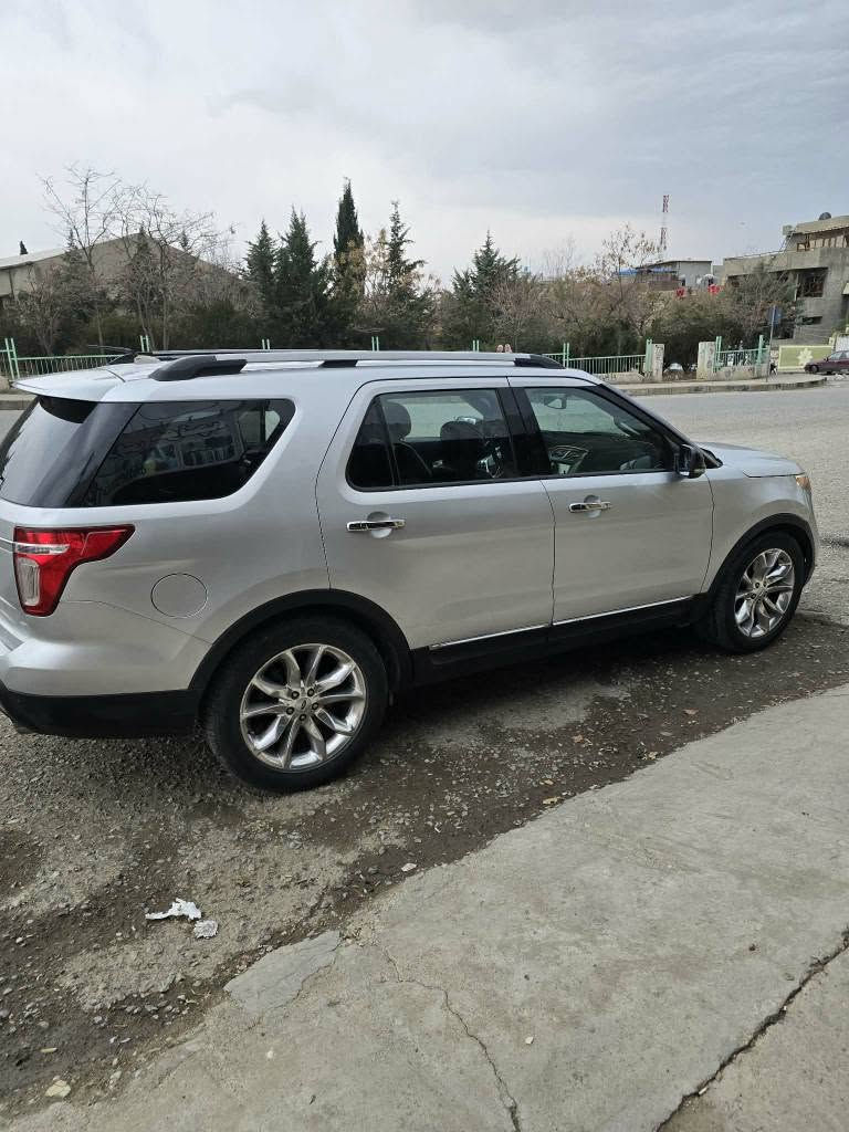 Ford explora 2012 
سەیارەکە زۆر تازەیە 
شاشەگەورەی ٣ ریز کوشنە 
دەبڵ ئەکسلە 
٤ پارچەی بۆیاخە بێ ناوگرتنو دەعم 
بەناوی خۆمەوەیە 
نرخی ١١٠ گەڵا مەجالێکی زۆر زۆر کەم 
*********** السليمانية, العراق
