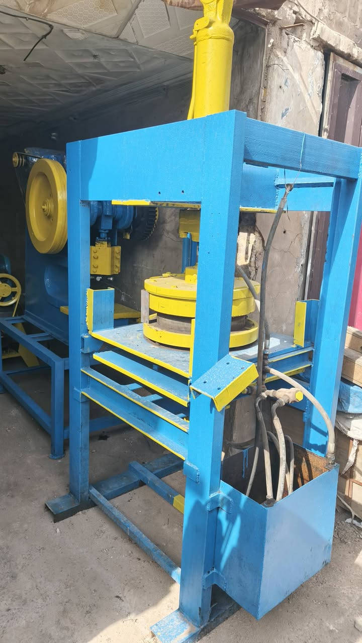 بريسات هايدروليك دبل اكشن عدد٢ بيهن قوالب سخانات الداخل والخارج بدون مضخات***********
