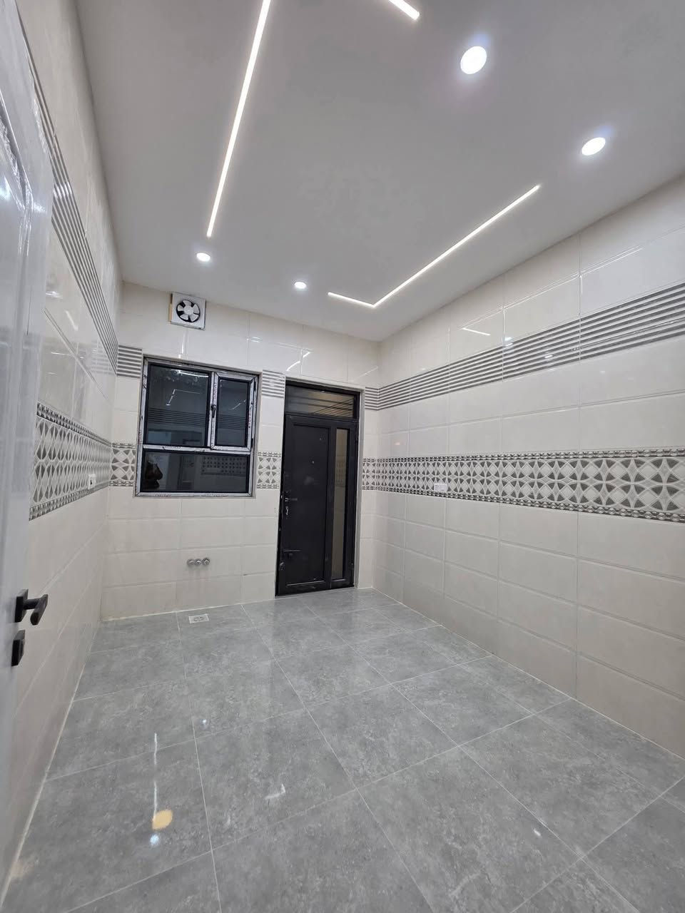 السلام عليكم بيتين زيرو للبيع / القادسية - حي الشهداء
مساحة البيت 126م الواجهه 7م ونزال 18م
الدار 4 غرف نوم صالة وسطية واستقبال ومطبخ
سعر الدار الواحد : 135 مليون وبي مجال
للاستفسار: ***********
