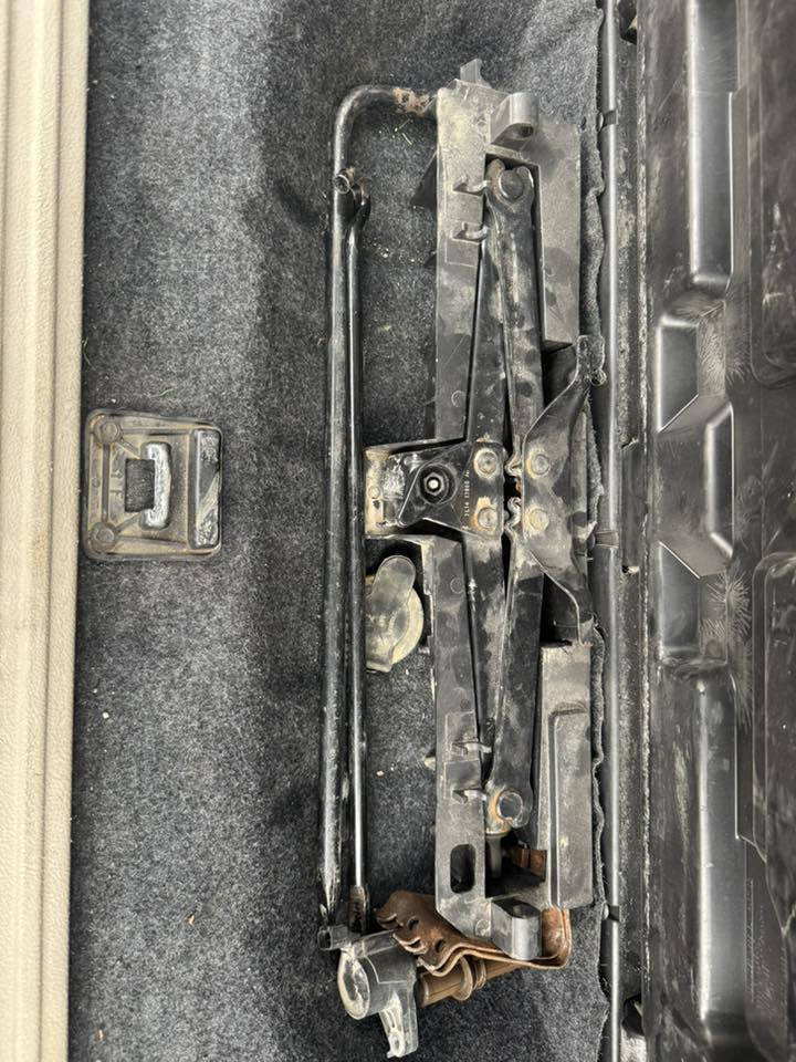 اغراض فورد اكسبدشن
زعانف قمار نيكل 120
سبير بلادي 100
جك مع عدة 50
مراوح مع حاظن كاملات 100
مسجل بلادي 25 
قزان راديتر 20
هوك 25
جوك فور ويل 25
المكان كربلاء 
رقم الهاتف ***********
