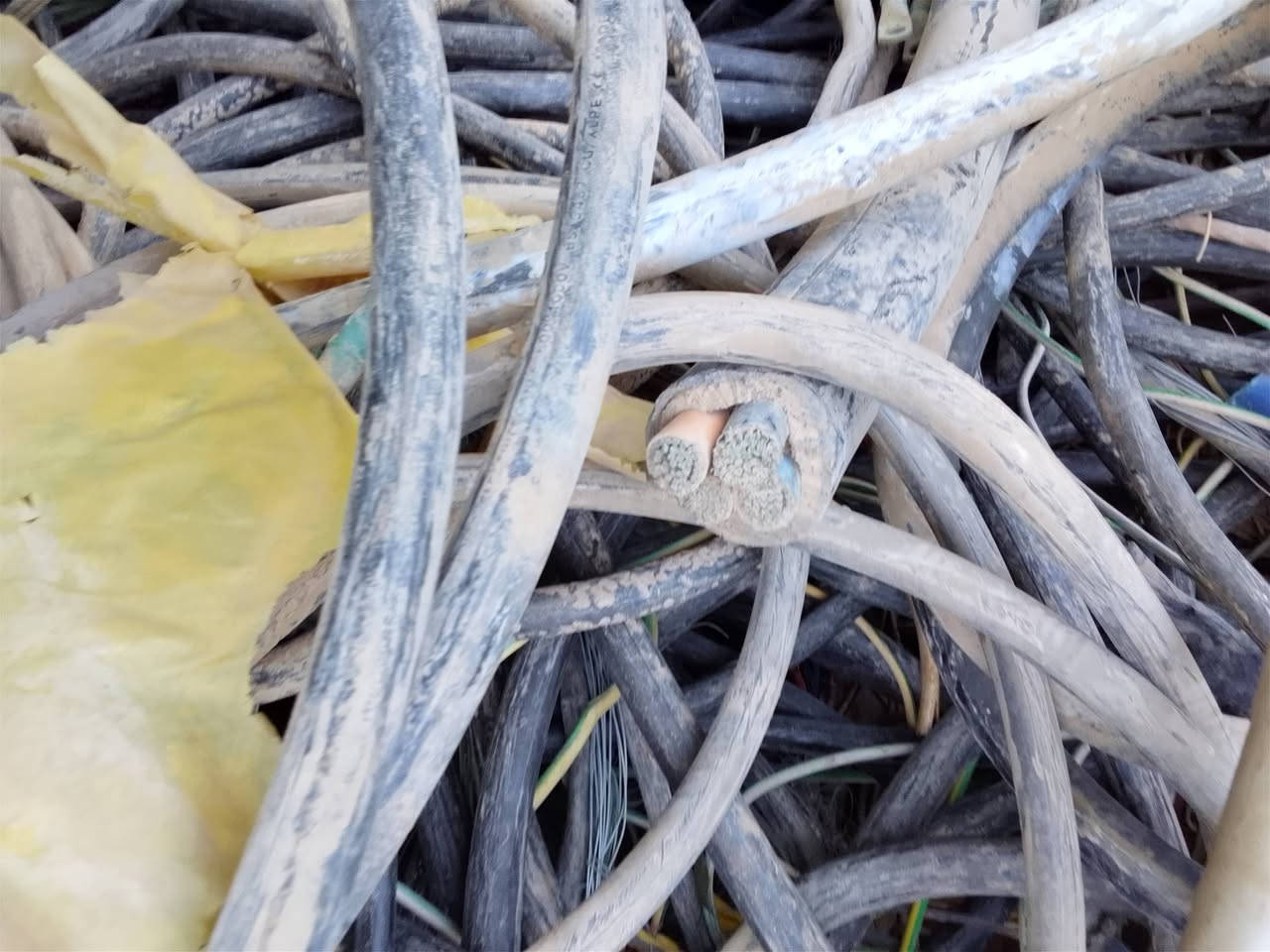 نحاس للبيع مطروح كمية تقريبا طن ونصف ***********
