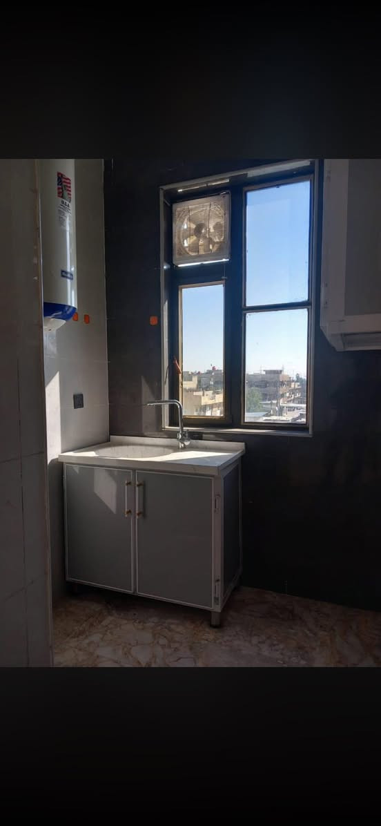 سلام عليكم يتوفر لدينا شقق جاهزه درجه اولى خدمات مصعد شغال24 ساعه خط مولده جاهز. خط انترنيت جاهز سنلايت مركزي حراسه نظام مراقبه الكامرات الشقه المطبخ جاهز سنك ماطور ماء سخان 
اتصال ***********
الموقع حي جوادين قرب السوق
