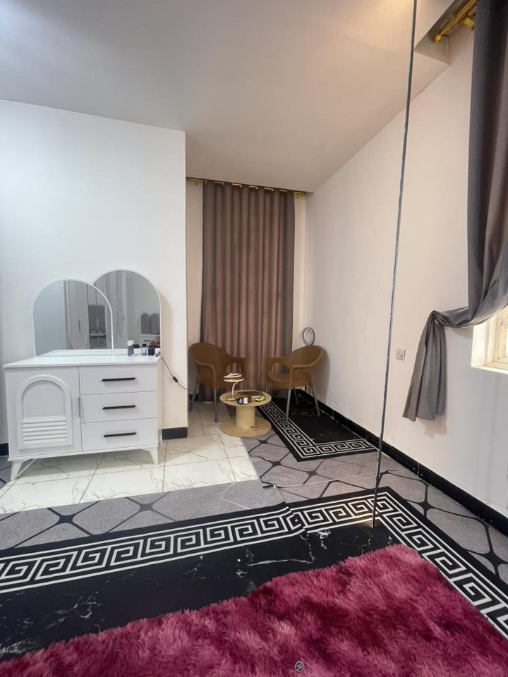 السلام عليكم ورحمة الله وبركاته 🏡 بيت للبيع 
الموقع جبيرية الثالثة قرب شارع المدرسة 
قرب جامع انوار الكعبة قرب جامع الأبرار 
مساحة البيت 250متر 
4غرف نوم
2صحيات خارجيه داخليه
حديقه
منور داير البيت 
سعر البيت110قابل للتفاوض
الاتصال للاستفسار رقم***********
⭐️⭐️⭐️
