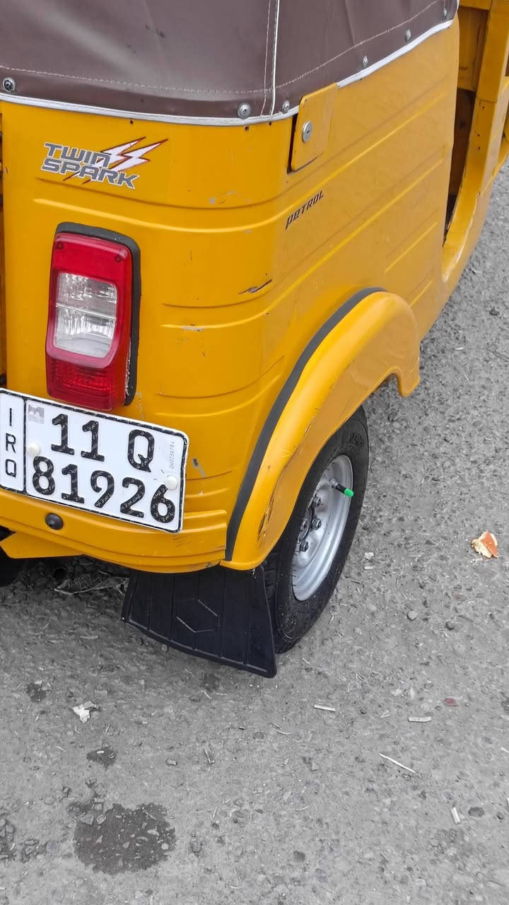 السلام عليكم تكتك للبيع مديل 19 شهر 10 رقم وسنويه مابيه لا طخه ولا صبغ عده الدوس مكان مدينة الصدر رقم ***********
