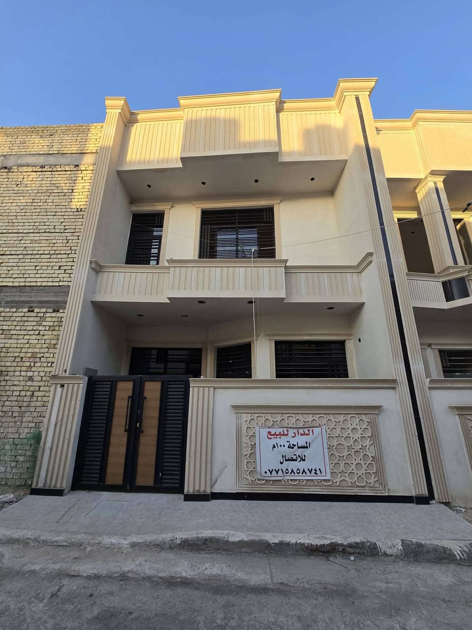 السلام عليكم دار للبيع زراعي البياع الي بين البياع والسيديه خلف اهل الاثاث خدمات كامله تبليط مجاري ماء كهرباء عرض الشارع ٩ متر المساحه ١٠٠متر الوجهه ٦متر وربع النزال ١٩  ثلاثه غرف نوم تستلم البيت كامل بدون اي نقص  الاتصال ه *********** ملاحضه البيت المجاور ايضن للبيع يعني بيتين للبيع
