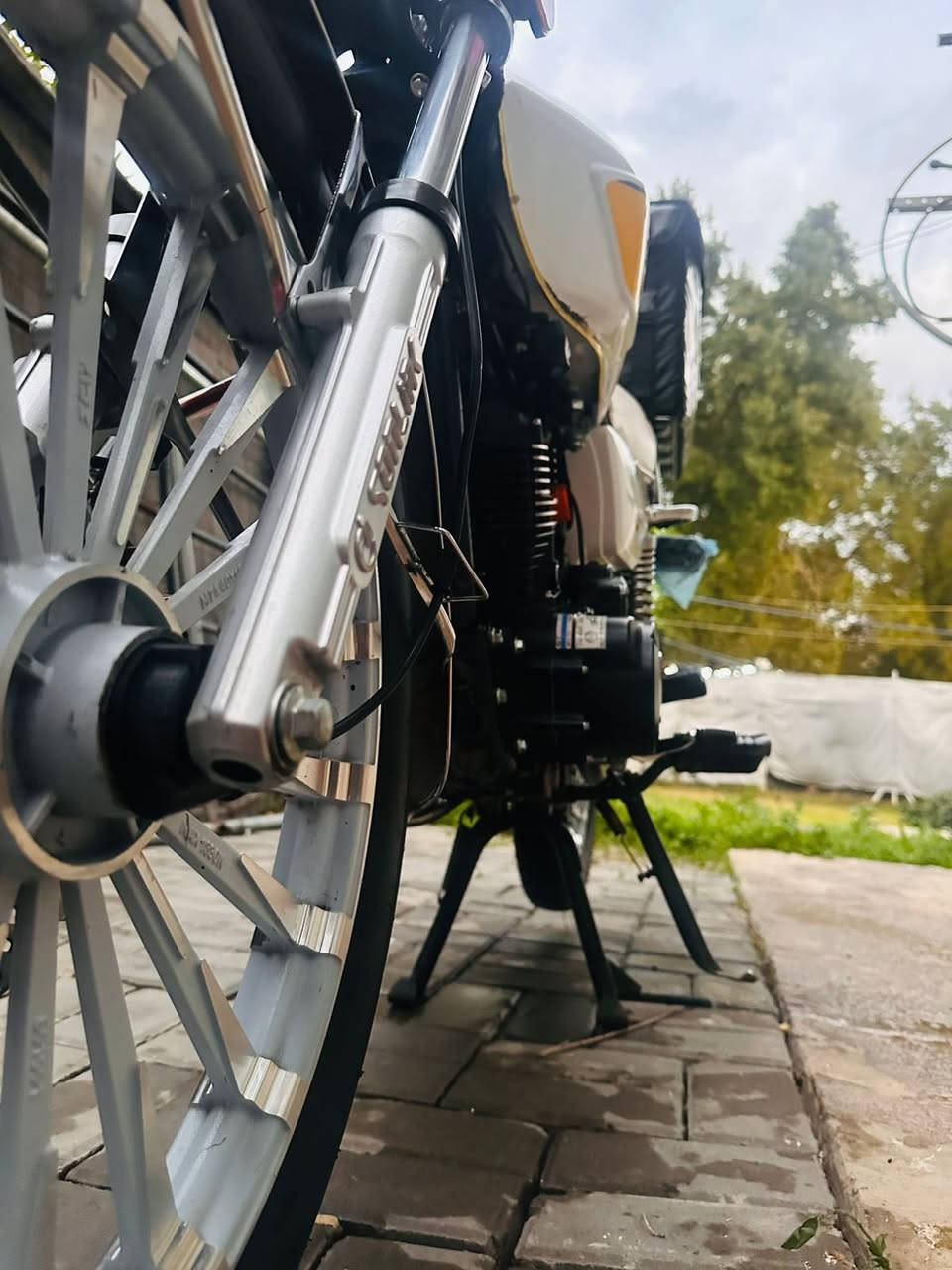 سلام عليكم الدراجه للبيع مديل 25نازله ب شهر ال 9 الدراجه جديده تجي وتشوفها بعينك احله من الصور اوراق كامله الدراجه خير من الله مابيها اي نقص السعر 850وبيها مجال مكاني بغداد السيدية  
***********
