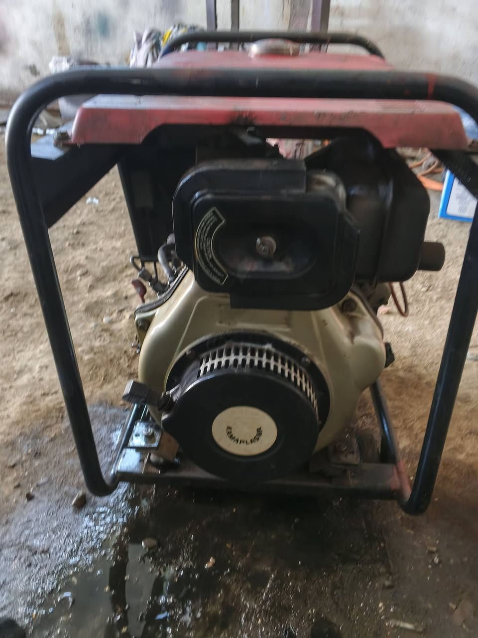 السلام عليكم مولدة كاز استعمال قليل جدا 
عشرين امبير السعر 600وبيها مجال بسيط 
الاتصال ع ***********
المكان السدة
