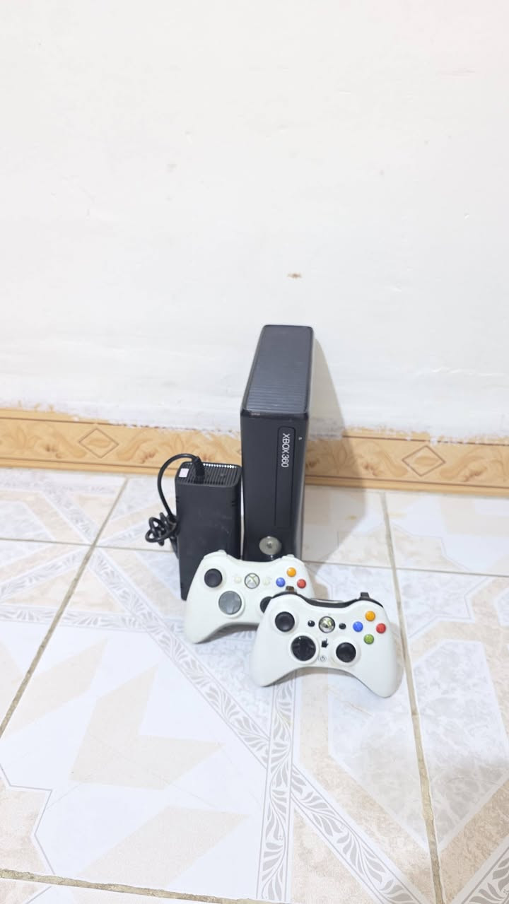 اكس بوكس 360مهكر حيل نظيف يحتوي على 72لعبة قويه ويحتوي على 2جوستك بلادي وغراضه كله بلادي شرط الفحص السعر 130وبي مجال للطيبين توصيل جميع المحافظات متوفر ***********
