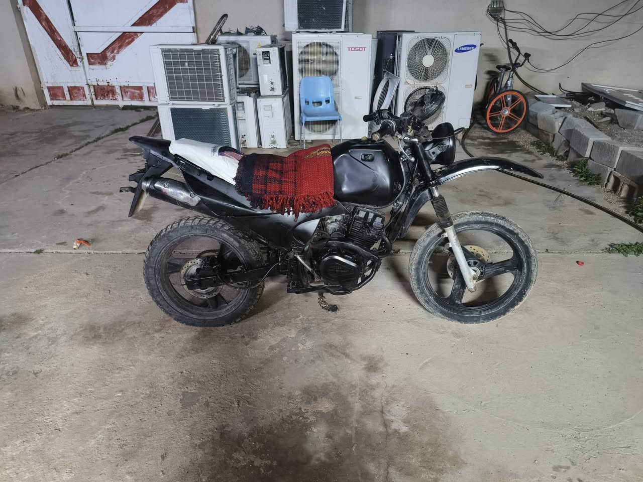 لسلام عليكم قفاز صيني للبيع محور وياله باندة دراجه نضيفه مكينه ناعمه مجفته جديد الدراجه خير من الله اي نقص مابيها شغل وطلع السعر 350وبيها مجال كهربائيات كامله***********
