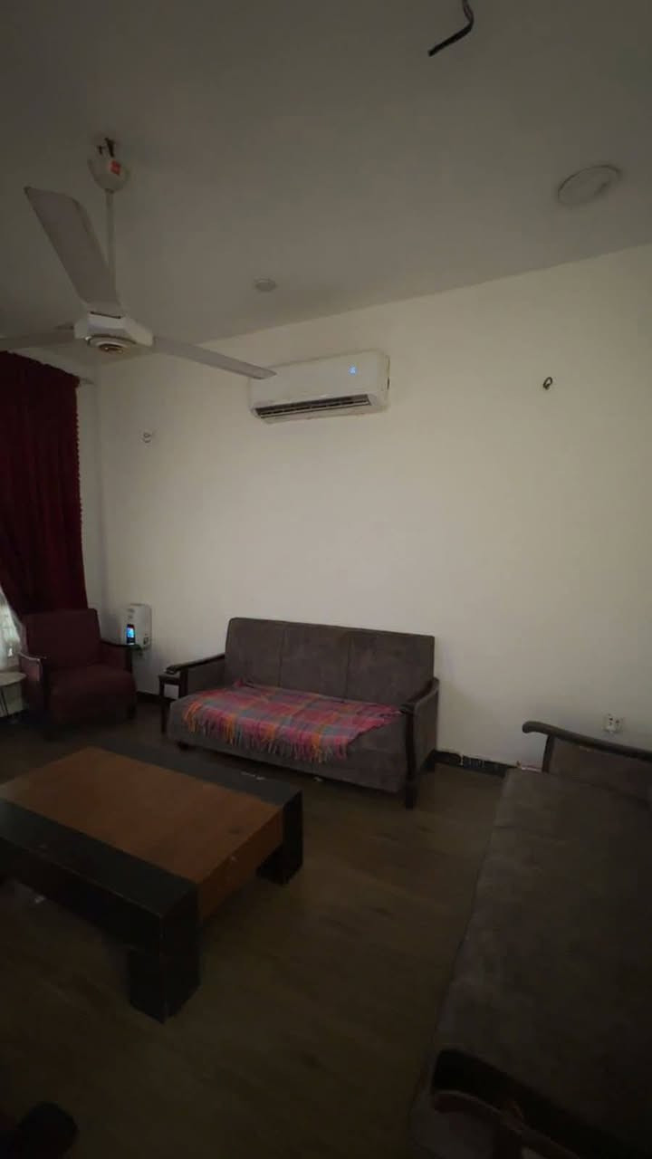 بيت في السيدية مساحة 51 م مع تشجير ملاسق 50 متر
واجهة البيت 5 نزال 10 يحتوي على 
كراج وحديقة صغيرة
مدخلين للبيت من المطبخ والصالة
مطبخ مفتوح كبير
صالة ضيوف هول
منور وخدمات صحية
غرفتين نوم 
بيتونة كبيرة تصلح ان تكون غرفة كبيرة
سطح اول وسطح ثاني
بناء البيت سنة 2020
حديد مسلح طابوق احمر
البيت يحتاج لصبغ 
واجهة البيت لبخ اسمنت مع ديكور بسيط
كل التاسيسات الصحية والكهربائية والسبالت دفن
موقع البيت مميز جدا على شارع عام حيوي الرابط بين تقاطع درويش ومدينة العاب السيدية
ملك صرف باسمي 
السعر المطلوب 260 مليون دينار
التواصل من خلال الرقم ***********
