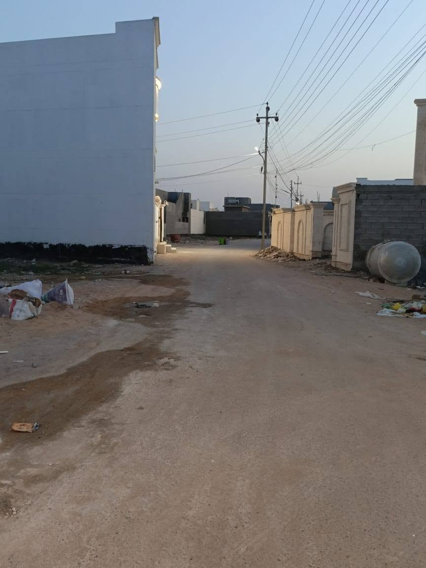 🏡 دار حديثة للبيع في الرمادي – شارع 40 خلف عمارة القند

✨ بناء حديث (صفر) غير مسكون

📍 الموقع: الرمادي – شارع 40 خلف عمارة القند
📐 المساحة الكلية: 150 متر مربع
📏 الواجهة: 8 متر
📏 النزال: 18 متر
🛣️ عرض الشارع: 10 متر

📑 جنس العقار: طابو زراعي سند 25 فسفوري – تنازل مباشر.

🏠 مواصفات الدار:

🔹 الطابق الأول:
• استقبال
• صالة
• مطبخ
• غرفة نوم
• مجموعة صحيات داخلية وخارجية
• كراج سيارة

🔹 الطابق الثاني:
• 3 غرف نوم
• صالة
• مجموعة صحيات
• بلكونتان

💡 كافة الخدمات متوفرة:
✔️ ماء
✔️ كهرباء
✔️ تبليط
✔️ منطقة سكنية متكاملة

💰 السعر: 165 مليون دينار عراقي
📌 قابل للتفاوض البسيط.
للتواصل زيارة مكتبنا مكتب النورس مجاور مرطبات ادريم أو الاتصال بنا 
***********
