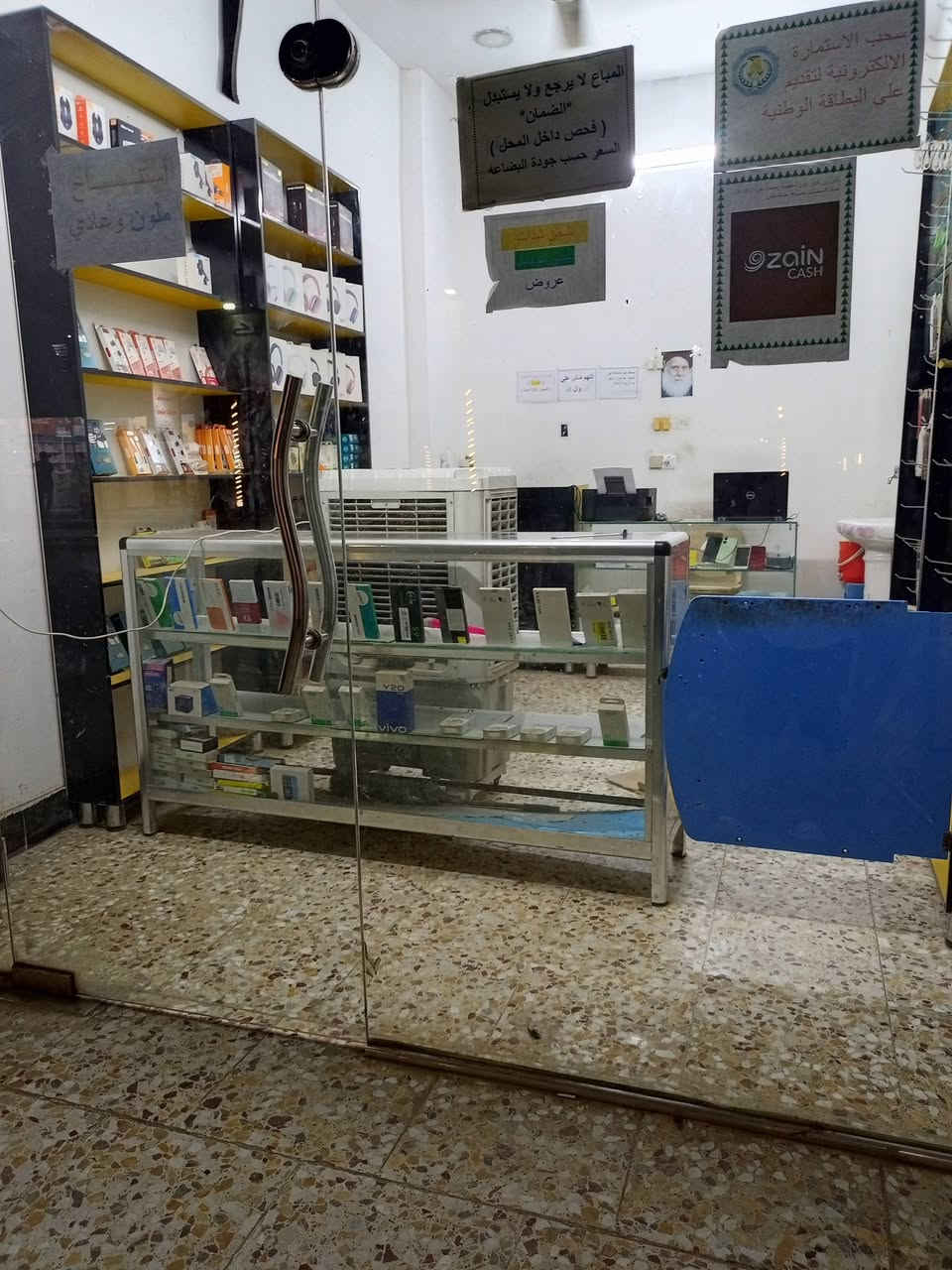 السلام عليكم ورحمة الله  
تحية طيبه 🤍🙏
محل موبايلات كامل للبيع  ــــــــــــ لعدم التفرغ 
يحتوي على
1- فاترينات عدد اربعة 2 رفف و2  سجة للعرض  
2،  لابتوب من الجيل السابع 
3- عارضة اجهزة جام عدد 2 
4- مبردة كونفيرة جديدة 
5-  لوحة اعلان ضوئية كبيرة باسم المحل ( صوت الإتصال) 
6- عده صيانة كاملة من كلشي
7- مروحة صقفية
8-  اكسسوارات كاملة
9- طابعة عادي ملون جديدة وكلشي واضح بالصور 
10-مبز صيانة جديد 
11- موبايلات مستعملة وعاطلة مع قطع غيار 
مع تحياتي 🤍🤍

سعر ٣٠٠٠ ثلاث ملايين مستعجل على البيع لعدم التفرغ 🙏
الموقع شارع عشرين رئاسة العبيدي قرب مدرسة سما بلادي الاهليه. محل جاهز بس تعال اشتغل وبالعافية عليك مرزوق ان شاءلله 🤲
التواصل خاص او على الهاتف
***********
