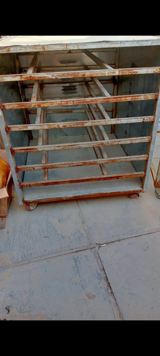 بسطية كنافة وحاملات صواني  وطباخ دوار للبيع بسعر مناسب للاستفسار اتصل واتساب او عالخط على هذا الرقم 
 ‏‪0771 973 4483‬‏
