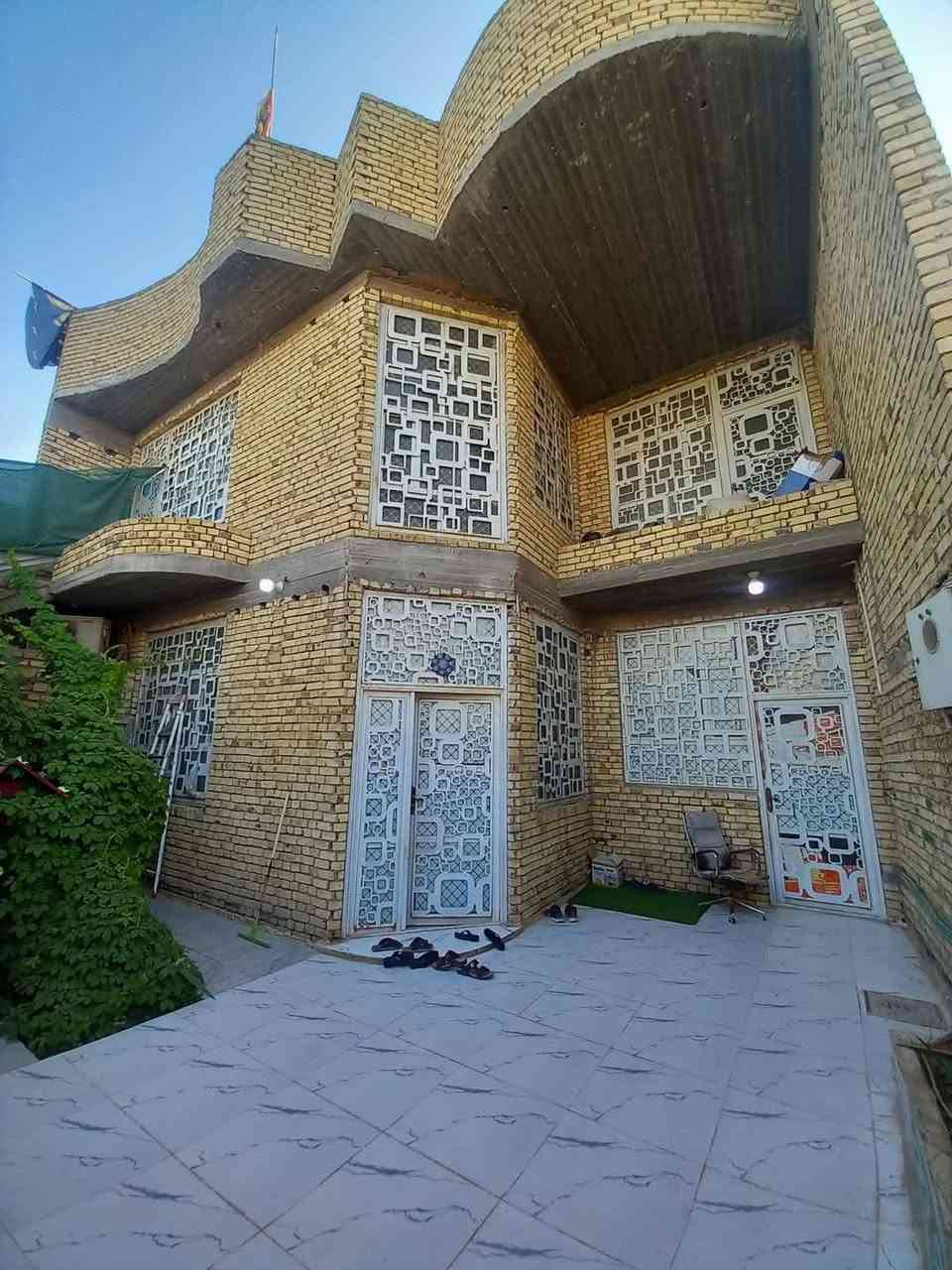 بسم الله الرحمن الرحيم
والصلاة على محمد وآل محمد 
بيت زراعي للبيع طابقين المساحه ١٨٣ 
الطابق الاول غرفه مطبخ استقبال صحيات وطارمه وحمامات خارجيه وداخليه ودرجين خارجي وداخلي الطابق الثاني نفس تصميم الاول استقبال وغرفه ومطبخ وصاله وحمامات يعني ثلاث غرفه يصلح شقه السطح شتايكر بيتونه وغرفه صغيره مال عزابي الارضيات مرمر بناء درجه اولى كله رباط ونزال خدمات كامله تبليط العنوان البيت ابو الكبه على الشط شارع السيده زينب قرب صالون اسمر بصف الركن 
الاستفسار   واساب ***********
