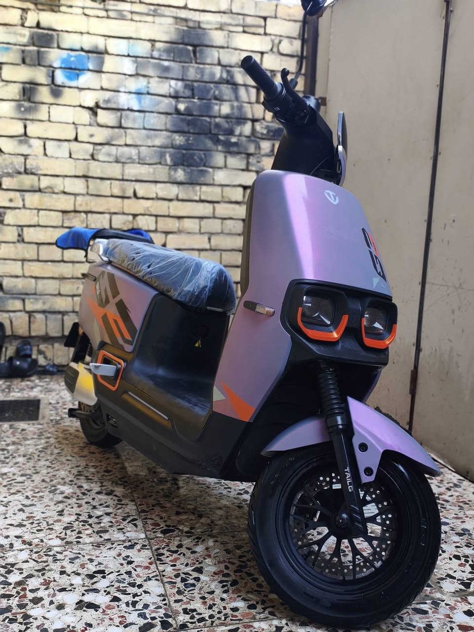 سلام عليكم
درجه شحن شركة تالج 

بطاريات 6 مسطره جبير

ملف 1500 نحاس الاصلي 

مواصفات سرعه 60 إلى 70 حقيقي 

تمشيك 50 إلى 60 كيلو بل شحنه الوحده 

بصمه عدد 2 + صندوك خلفي 

P بارك .. R بك رجوع 

مثبت سرعه ... دبل اشاره 

لايت زنون عدسه عالي ناصي 

لد نهاري صفح وامامي 

بريك امامي خلفي دهن 

دراجه جديده ما داخله التصليح 

سعر 850    مكاني بغداد الامين الثانيه 

رقم .. ***********
