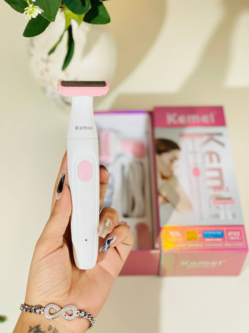 مكينة حلاقة كيمي للنساء تعتبر افضل ماكينة حلاقة وتساعدك على التخلص من الشعر الزائد وحلاقته بسرعة وبدون ألم، في خلال دقائق قليلة ستظهرين في كامل أناقتك وبأقل مجهود، ويمكنك استخدامها للجسم كله والوجه والمناطق الحساسة

☑️ ماكينة حلاقة كيمي للنساء للتخلص من الشعر الزائد في الجسم.

☑️ يمكنك استخدامها للتخلص من الشعر الزائد في الوجه والمناطق الحساسة بالإضافة للجسم كله.
☑️ إزالة الشعر الزائد بسهولة وبدون ألم.
☑️ التخلص من الشعر والحصول على مظهر أنيق في دقائق قليلة
☑️ مقاومة للمياه ويمكن استخدامها على بشرة رطبة.
☑️ حلق شعر الجسم وإزالته بسرعة وبسهولة.

☑️ التخلص من الشعر الزائد دون الشعور بأي ألم أو بذل مجهود كبير.
☑️ قابلة لإعادة الشحن.
☑️ مضادة للماء.
☑️ يمكنك استخدامها للوجه والأماكن الحساسة.
☑️ تتميز ماكينة حلاقة كيمي للنساء بالعديد من الاستخدامات التي يمكنك التمتع والاستفادة بها

السعر ٢٣ الف


**إذا كنت صاحب هذا الإعلان وتريد حذفه لأي سبب، رجاءا أرسل رسالة إلى الدعم الفني**