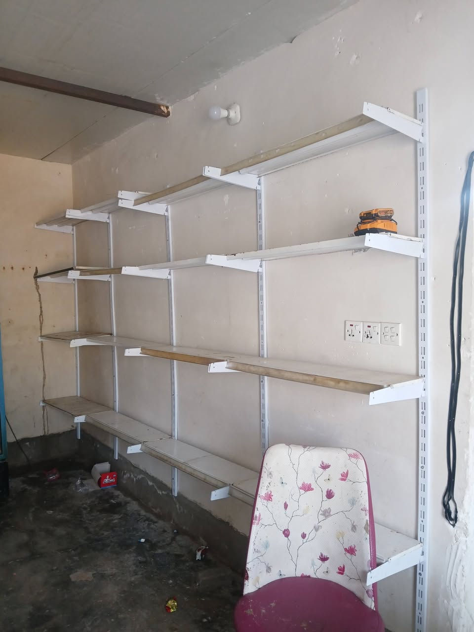 اقراض محل كامل رفوف ٨ متر مجمده عارضه ميز مكتب ميزان مكاني كركوك واحد حزيران ***********
