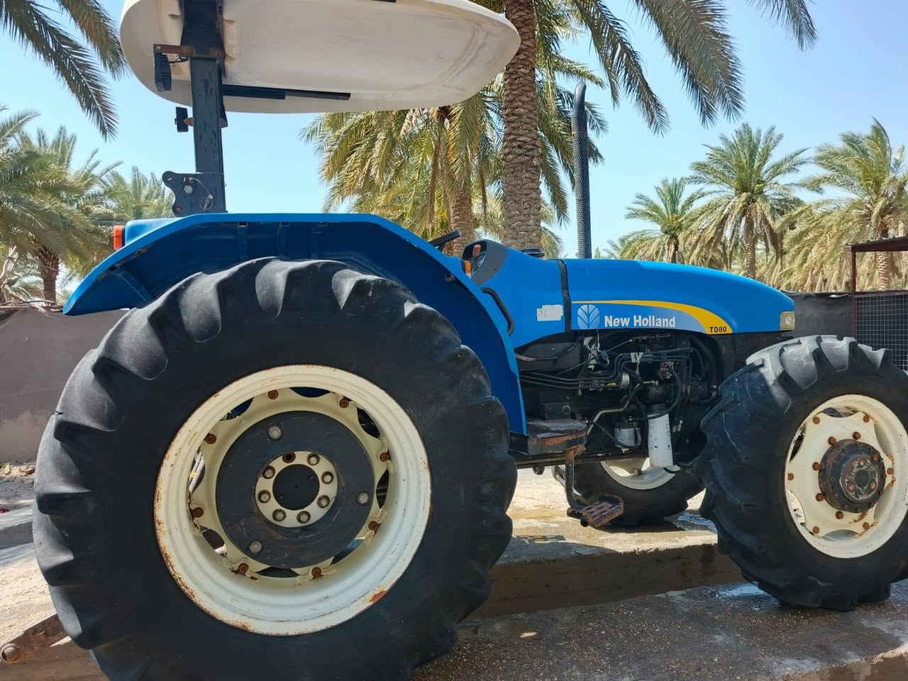 السلام عليكم نيوهولند للبيع موديل 15نضيفه***********
