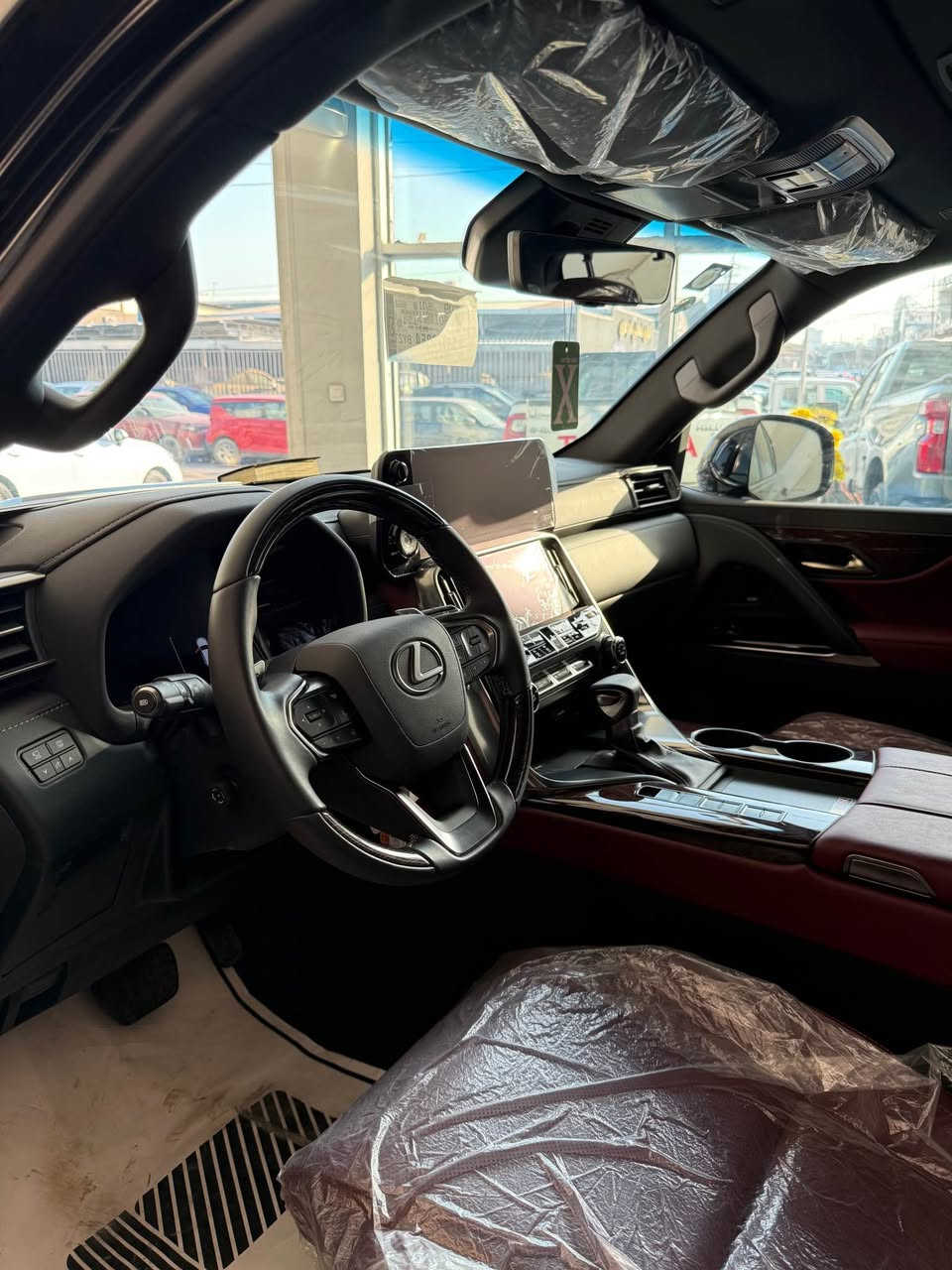 لكزس 2025 600 بلاتينيوم بريم اصلي ميحتاج اذكر المواصفات  معروفة لون اسود زيرو عداد 400km 
كفاله خدش واحد ماكو مرقم بغداد ورقمها مميز سنوية كاملة 
وسعرها  مناسب 
*********** بغداد, العراق
