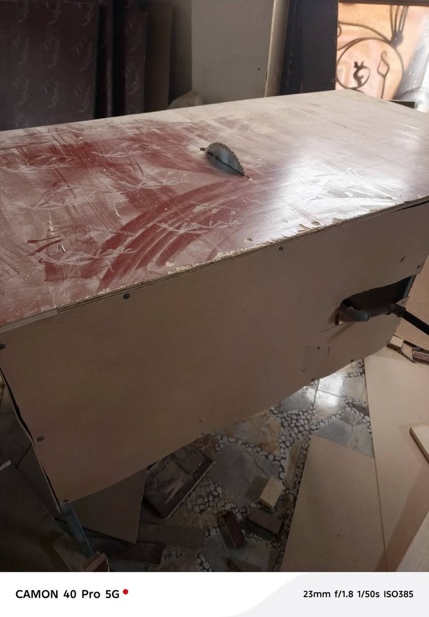 متاح مكينه نجاره سنكل 
ماطور 4 حصان دبل قايش 
نضيفه بيه نتله خفيفه مامئثره 
مكان كركوك سعر 400 وبيه مجال وحده من رجل الميز مكسوره ***********
