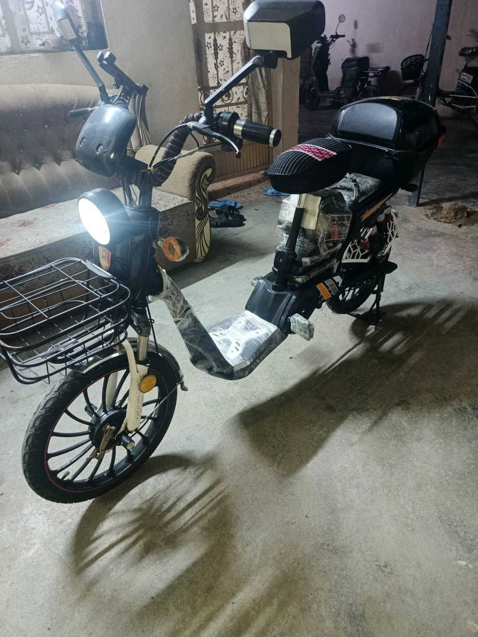 سلام عليكم  دراجه شحن  للبيع دراجه جديده كامله امكمله  دراجه بطاريات صار سبوعين من شديناهن  سعرها 300او بيها مجال  الدراجه مال  جناي   مابيها نقص برغي  مكاني ديالئ بعقوبة تحرير. الستفسار علا رقم  اني مكلف بنشر ***********
