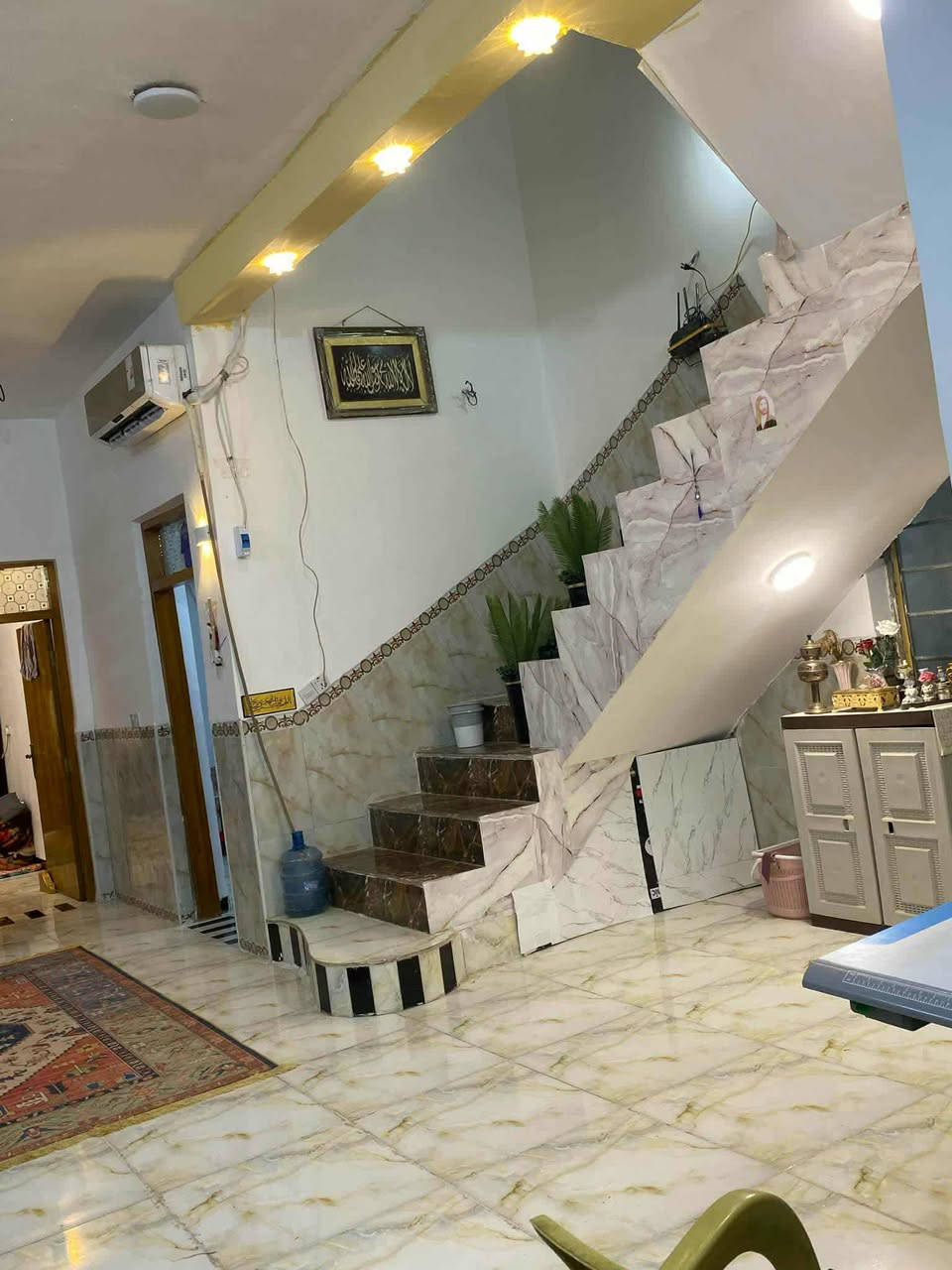 يالله دار طابو زراعي سند 25 مساحه 200م بنزله ال زغير حي العسكري الغربي جميع خدمات  يحتوي على غرفتين وصاله وستقبال ومطبخ وصحيات داخليه وخارجيه ***********
