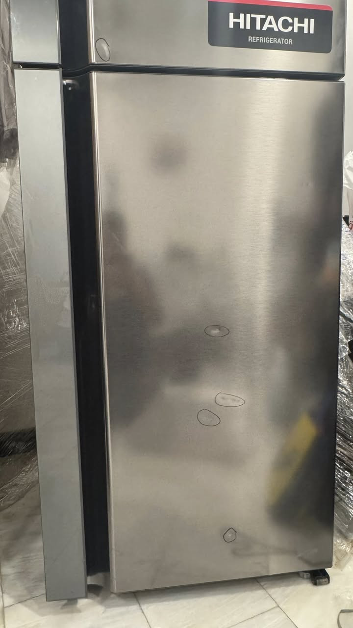 ثلاجة هيتاشي اصليه جديدة تضررت بالنقل
اللون رصاصي داكن (ستيل)
السعة 489 لتر او 17 قدم
تحكم خارجي
غير مستخدمه ولا دقيقه
سعر الجديدة الان مليون في بغداد 
بيها ضمان 10 سنوات من يوم 30/1/2026
الضرر رصعات خفيفة في الابواب
مثل ما موضح بالصور
الارتفاع 183 سم
العمق 74 سم
العرض 72 سم
السعر المطلوب 800 الف وبيها مجال
العنوان بغداد اليرموك
***********
عندي وتس اب

