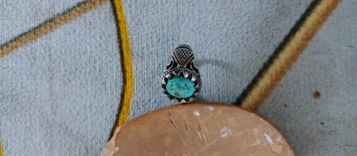 السلام عليكم متاح محبس فضه صياغه يدويه خرزه فيروزيه قديمه بيها عرجها اصليه قيم وخض بل يرضه الله مكاني بغداد بنهاية حي اور رقمي واتساب راسل ***********
