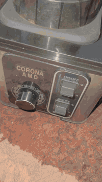 خلاط عصائر شغال أي عطل ما أبيه فقط اليدمفطورة منجوة الخلاط نظيف وسعره مناسب سعرها خلاط 20وبي مجال للطيبين استفسار الاتصال ***********
