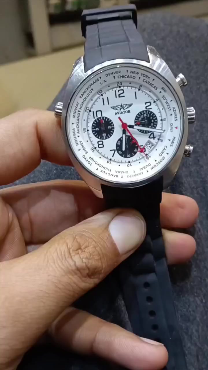 للبيع: ساعة AVIATOR (إصدار F-Series) توقيت عالمي
ساعة رجالية أنيقة وعملية، تجمع بين التصميم الكلاسيكي للطيران والوظائف المتعددة، مثالية للمسافرين ومحبي التميز.
أهم المواصفات:
• الموديل: Aviator AVW5839G4 (فئة F-Series).
• الوظائف:
    ◦ كرونوغراف (ساعة إيقاف): لقياس الوقت بدقة.
    ◦ توقيت عالمي (World Time): إطار داخلي دوار يعرض التوقيت في 24 مدينة عالمية (مثل لندن، دبي، طوكيو، ونيويورك).
    ◦ عرض التاريخ: نافذة صغيرة لعرض تاريخ اليوم.
    ◦ نظام 24 ساعة: عقرب إضافي لعرض الوقت بنظام 24 ساعة.
• التصميم:
    ◦ المينا: أبيض مع مؤشرات سوداء واضحة وعقارب مضيئة.
    ◦ الهيكل: ستانلس ستيل (فولاذ مقاوم للصدأ) بقطر حوالي 43-44 مم.
    ◦ الحركة: حركة كوارتز يابانية دقيقة.
    ◦ السوار: سوار المطاط المتين.
    ◦ مقاومة الماء: مقاومة للماء

السعر خاص


**إذا كنت صاحب هذا الإعلان وتريد حذفه لأي سبب، رجاءا أرسل رسالة إلى الدعم الفني**