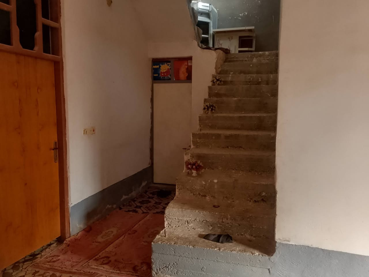 سلام عليكم بيت البيع فئ حي رشيد مساحه 250 مكون من غرفتين 5/6 وصاله10/4 وستقبال7/4 حمام داخلية صحيات خارجيه كمل خدمات مي صونتين مسحوبله يعني كامل مكمل/***********
