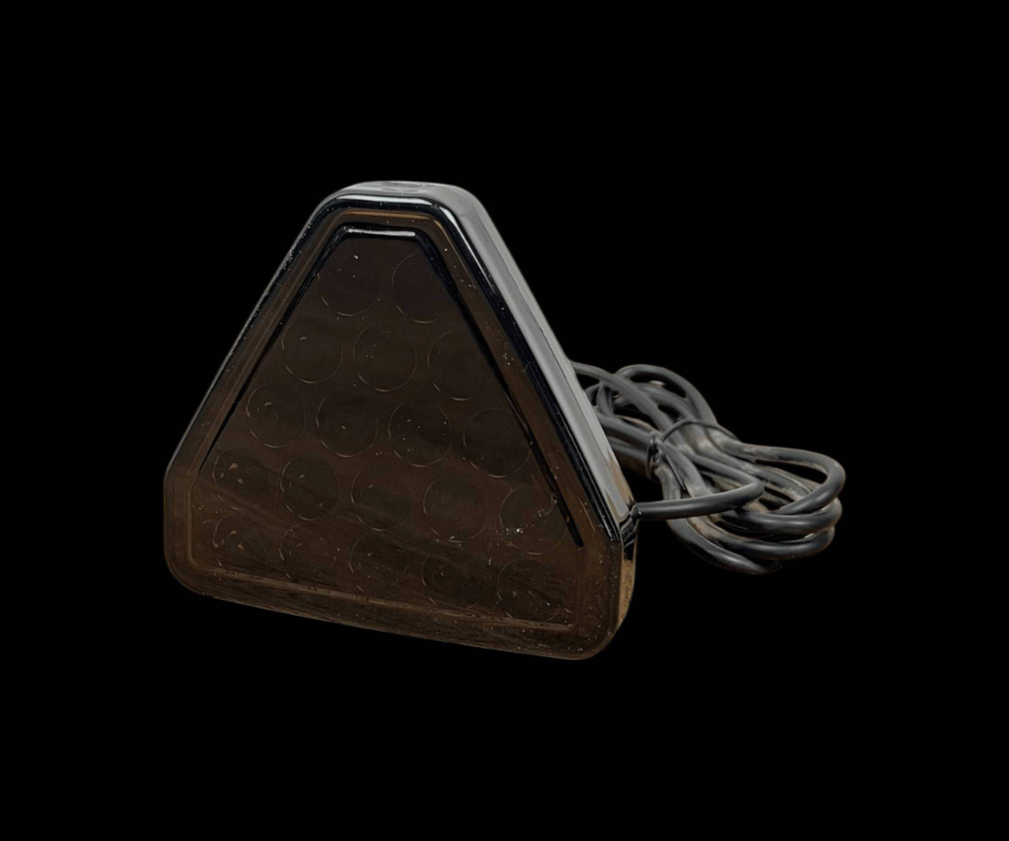 ضوء فرامل خلفي مثلث LED

استخدامات

يستخدم كضوء فرامل خلفي سفلي للسيارات أو الدراجات النارية.

يمنح إنارة قوية وواضحة أثناء التوقف أو القيادة الليلية.

يساعد في تنبيه المركبات الخلفية وزيادة مستوى الأمان أثناء السير.

مميزات

إضاءة LED عالية السطوع بتقنية فلاش مزدوج (Burst Flash).

تصميم مثلث أنيق وعصري.

مقاوم للماء والغبار بمعيار IP67.

يعمل على مدى جهد واسع ‎(10–15V  30V  80V)‎.

استهلاك منخفض للطاقة ‎(2W ±10%)‎.

سلك طويل بطول ‎140 سم‎ لتسهيل التثبيت والتوصيل.

يتحمل درجات حرارة من ‎-40°‎ إلى ‎80°‎.

محتوى الصندوق

ضوء LED خلفي (أحمر او أسود).

أسلاك توصيل جاهزة.

ملاحظات

تأكد من التوصيل الصحيح قبل التشغيل.

أبعاد الكارتون: ‎10 × 5 × 10 سم‎

بلد المنشأ: الصين.


**إذا كنت صاحب هذا الإعلان وتريد حذفه لأي سبب، رجاءا أرسل رسالة إلى الدعم الفني**