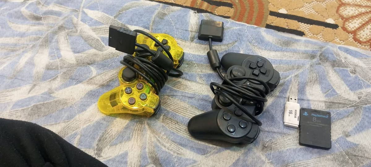 السلام عليكم بلي تو للبيع السعر 35 الف قفل نضيف كامل هوه او ملحقاته او مروس ببلي 3 او فور ونطي فرق العنون تقاطع النهروان ***********
