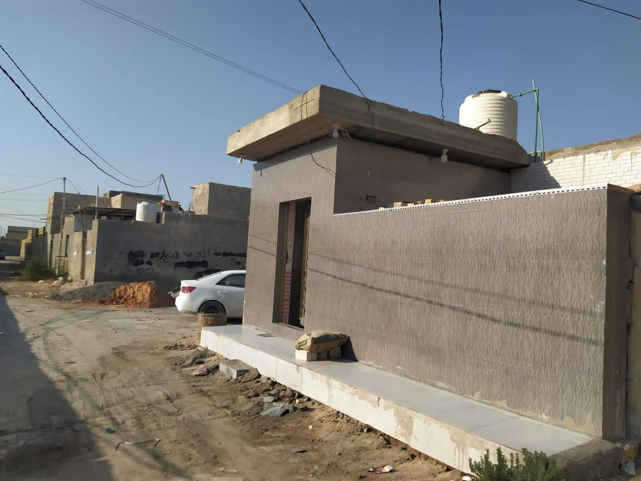 بيت للبيع المساحة 65 متر يحتوي البيت على غرفة وصالة ومطبخ وتخاريج ومنور وبجانب البيت حديقة اساس كونكريت وسقف كونكريت والبناء طابوق عالي عن الشارع البناء جديد الخريطة حديقة ديكور البناء عصري طابو زراعي سند 25 قرار محكمه الموقع كوفة سهلة جانب مجمع الشبيلي 50 متر عن الشارع التبليط عرض الشارع 7 متر السعر 30 مليون وقابل للتفاوض للأستفسار واتساب ***********
مكتب الموسوي للوسائط العقارية مستعدون لأستقبال عروضكم التجارية والزراعية والسكنية بيع وشراء رهان ايجار
