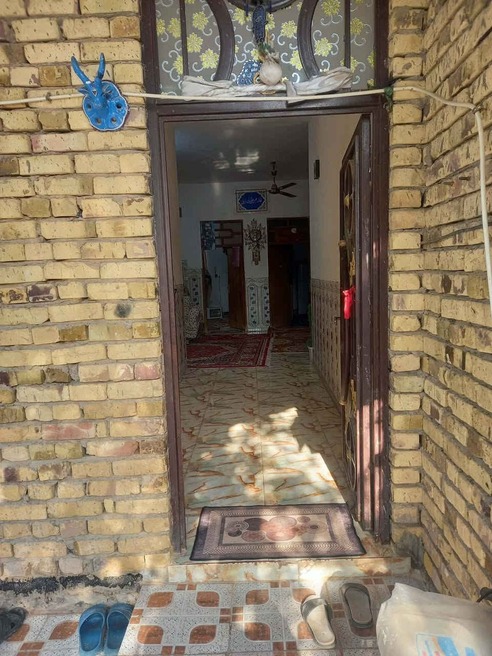 بيت مساحته ٣٢٠ متر الواجهة ١٢ والنزال ٢٧ يتكون من غرفتين وصاله ومطبخ واستقبال وصحيات خارجيه وداخليه بناء حديث سيراميك حدايق عدد٢ العنوان كوت البيضاء يبعد عن السدة مال الكارضيه ٧٠٠ متر السعر ٦٠  البناء كله طابوق رقم صاحب البيت ***********
