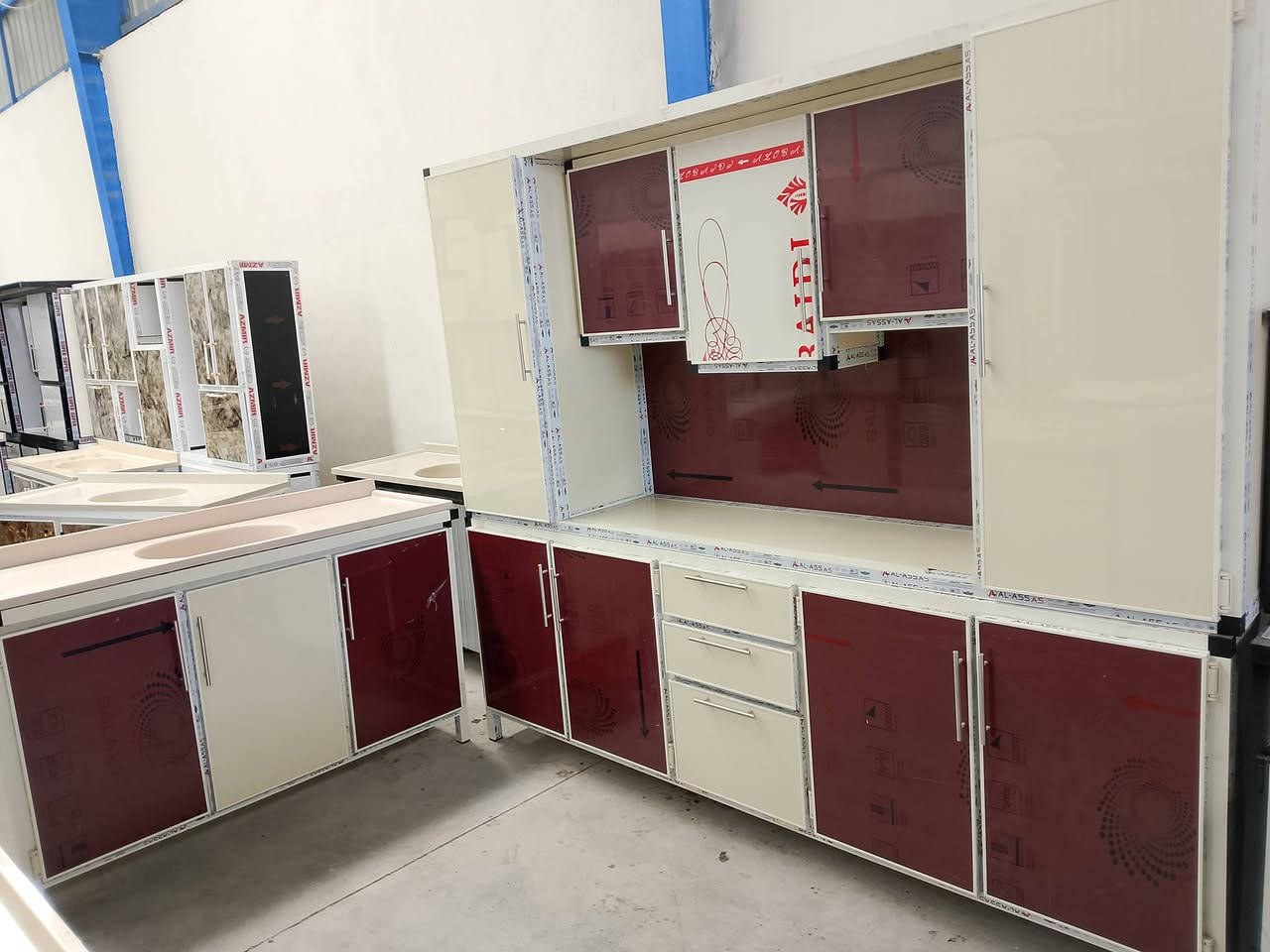 كاونترات جديده متره ونص ومترين ومترين ونص و3 متر  والكاونتر متكون من 3 قطع الارضي والملحق والسنك المرمر العنوان واسط قضاء الصويره شارع العام قرب محطة رضا الصالح القرب من مطعم هنداس السايد الرايح البغداد للتواصل ***********/مجمع الشمال/وعدنه نضاف المراوس ناخذ القديم ونطيكم جديد وحسب الاتفاق
