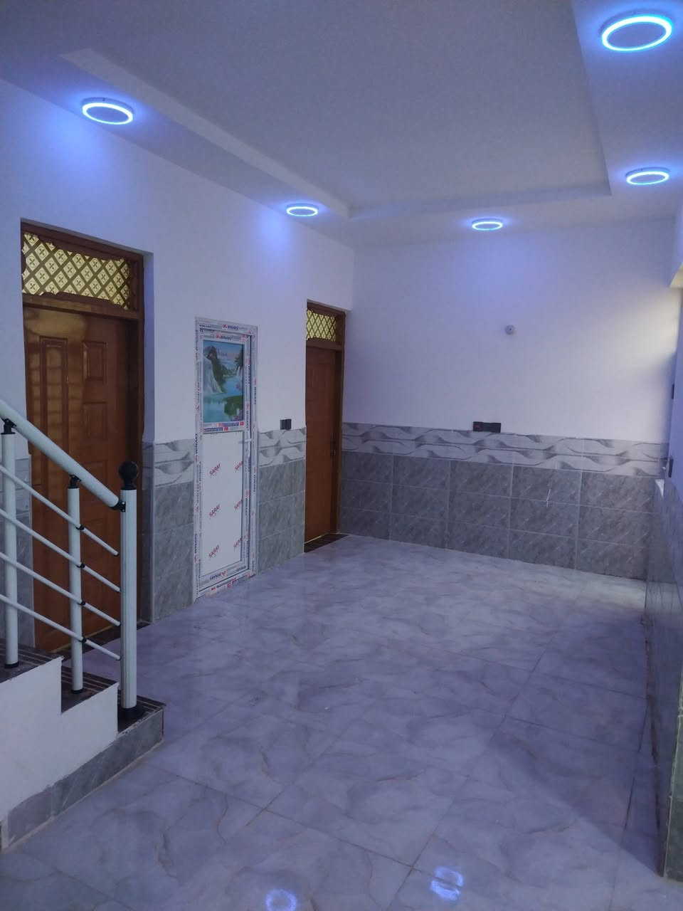 بيت للبيع المساحة ١٠٠م شارع المطار شارع علكم شارع حاتم الخير بناء طابوك نهروان سكف صب واساس صب بي غرفتين وصالة مطبخ واستقبال وصحيات بي قرار محكمه سند٢٥ الاتصال على الرقم ***********
