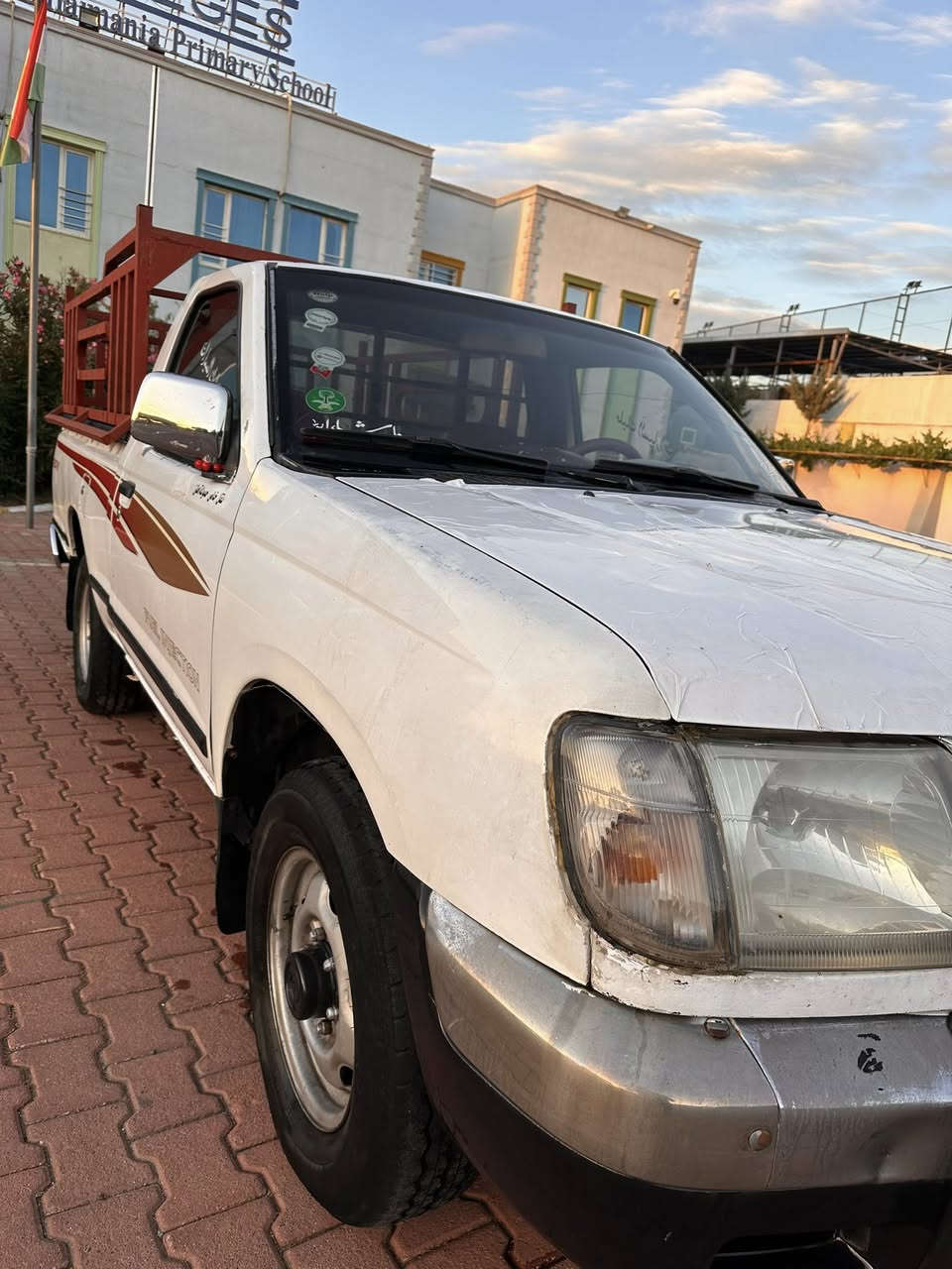 نیسان ئیستراد خاس ناوسور
ئاڕم پلاستیک بە شەرت
مۆدێل 2000
بێ دەعم و وەرگەراو
ناوبۆدی و دەرگایی دواوە و دەعامی دواوە تازە بۆی بەستراوە
پاتری تازەیە
گێرو مەکینە و عەکسل بەشەرت 
سعری 70 گەڵاو کەمێک مەجال
بۆ پەیوەندی***********
