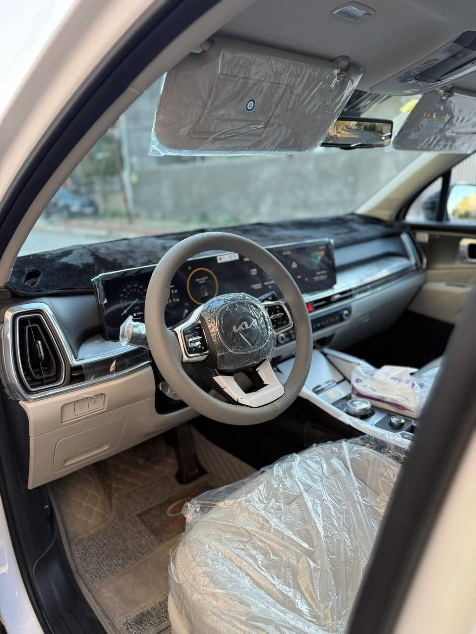 السلام عليكم
سورنتو للبيع 2025 
6سلندر خليجي ماشيه 6000 
ضمان شركه نم رقم بغداد شبه مميز وبأسمي مواصفات فول عدا البانوراما 
بصمة كير ماوس مودات قياده 
داتا شو ويل 20 بردات خلفيه 
اضائه محيطيه داخليه متعدده الالوان
صندوق كهرباء كامرات 2 مقاعد كهرباء والسيارة جديدة  بعدها بحالة الوكالة السعر 340 وبي مجال
مكانها ديالى المقدادية 
***********
