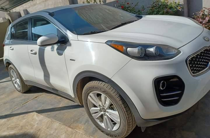 للبيع.. للبيع سبورتاج ٢٠١٨ امريكي.. 
بجم كبس.
بدون ايرباك.. بدون معجون..او صبغ
ضرر فقط..
(( جامرلغ خلفي يمين ومعدل باررد ومكحل))..

السياره بحاله ممتازة...وبدون أي نقص..
السعر (١٧٥)
للإستفسار..مع الرقم
***********
