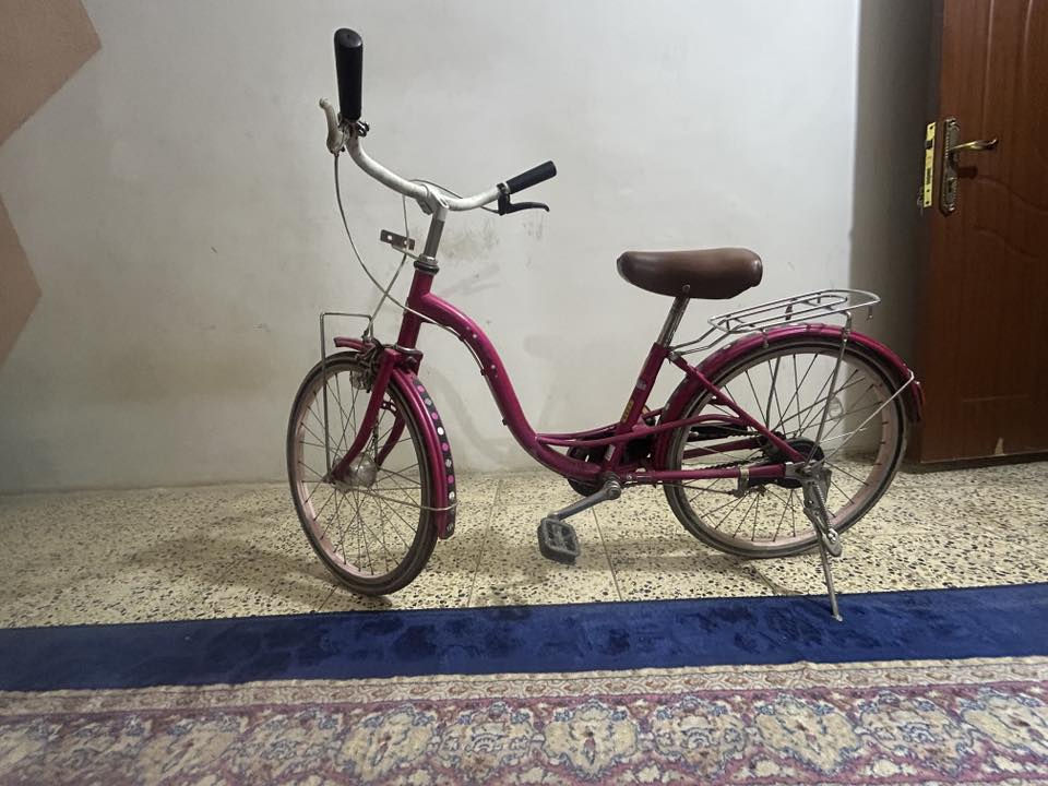 السلام عليكم بايسكل حجم ٢٠بناتي ياباني مال باله جديد مكانه الشرطه الرابعه ***********
