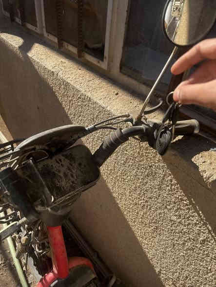 لسلام عليكم دراجه شحن حجم 20  نقصها بس بطاريات  وياه شاحنه الاصليه وسويج كهربائيات كله شغاله العنوان بغداد الدورة مجاور مجمع نخيل بغداد السعر 200وبيها مجال رقم الهاتف***********
