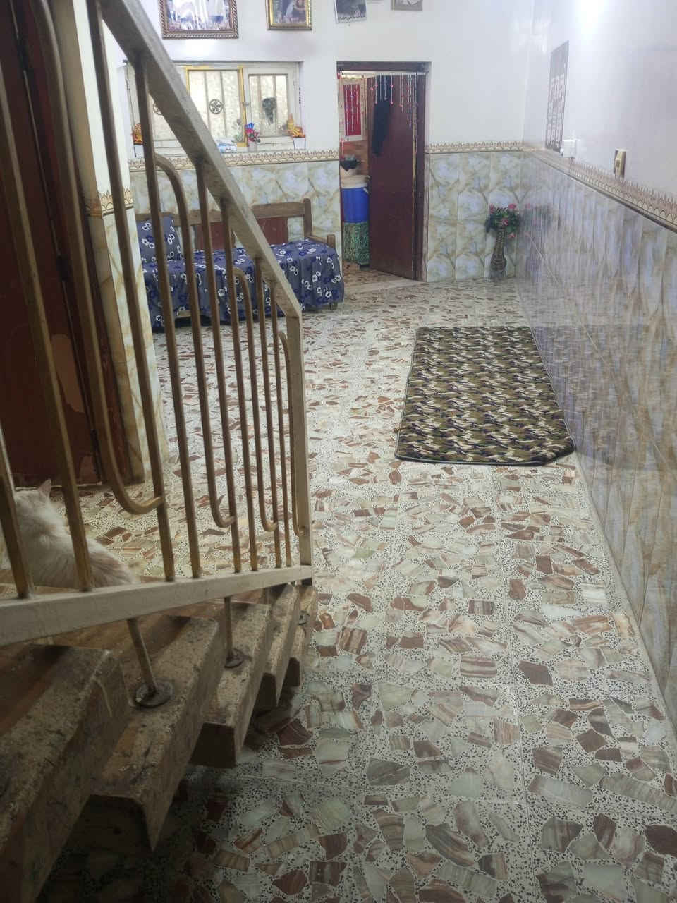 السلام عليكم البيت للبيع مساحتها 100متر المكان بغداد الأمين الثانيه بالسده اولى بالبدايه اتصال على هذا رقم ***********
